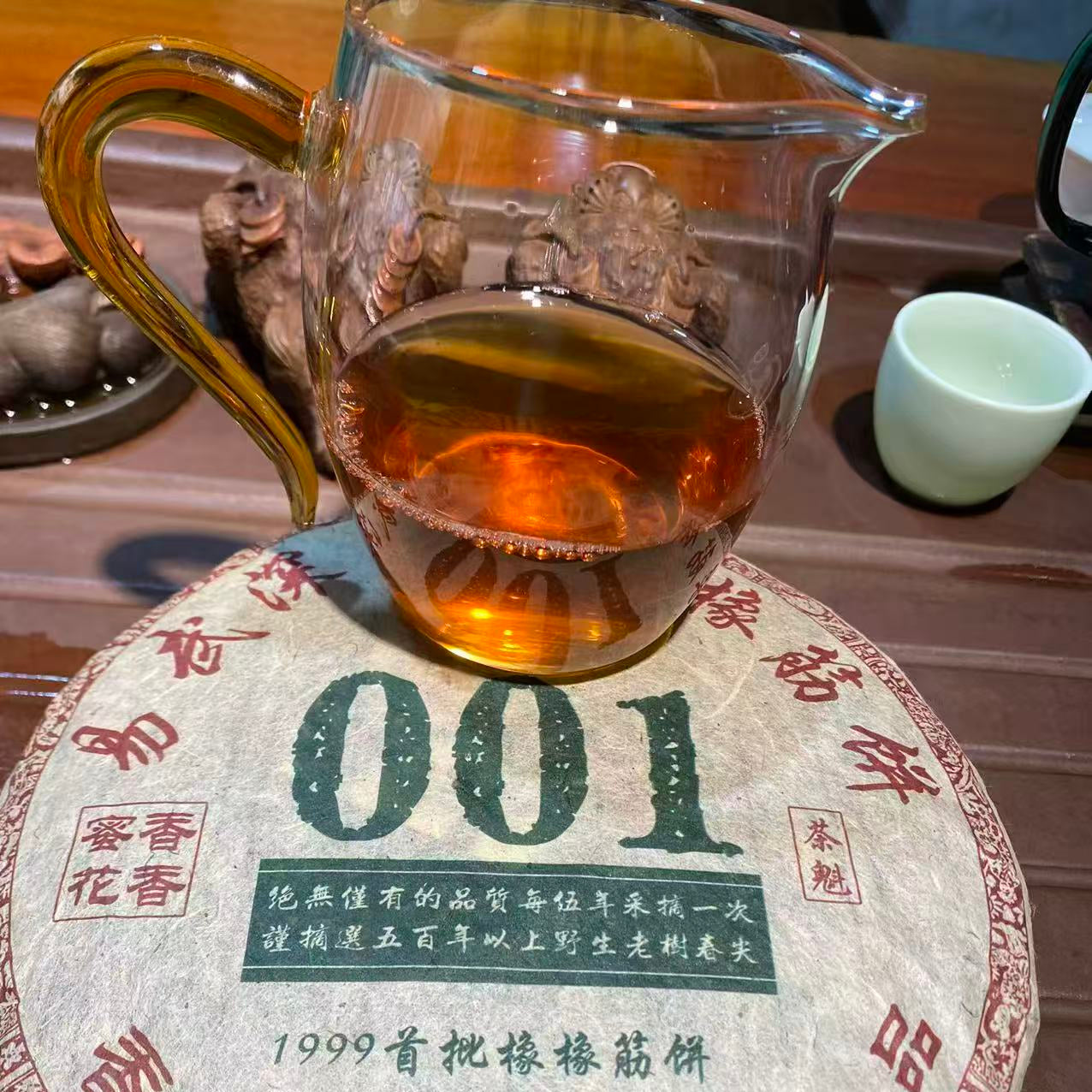amber liquor of aged Yiwu pu-erh tea