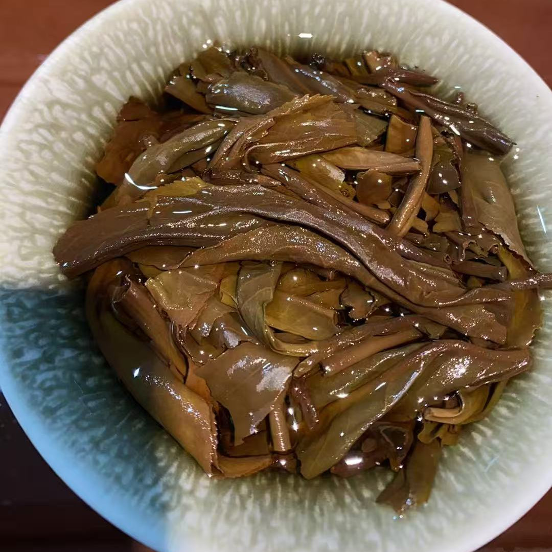 compressed Yiwu raw pu-erh cake close up