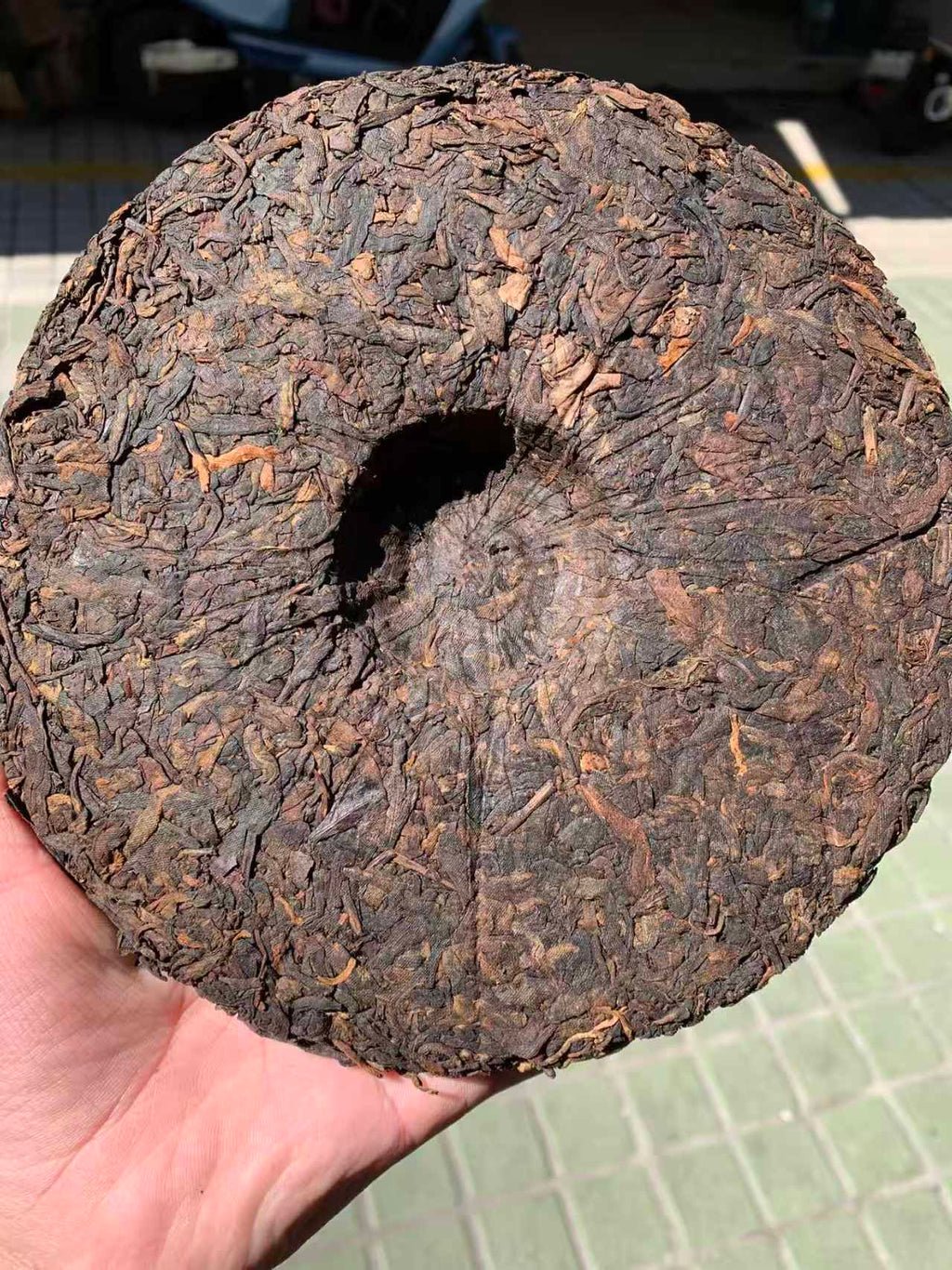 deep red liquor of ripe pu-erh tea