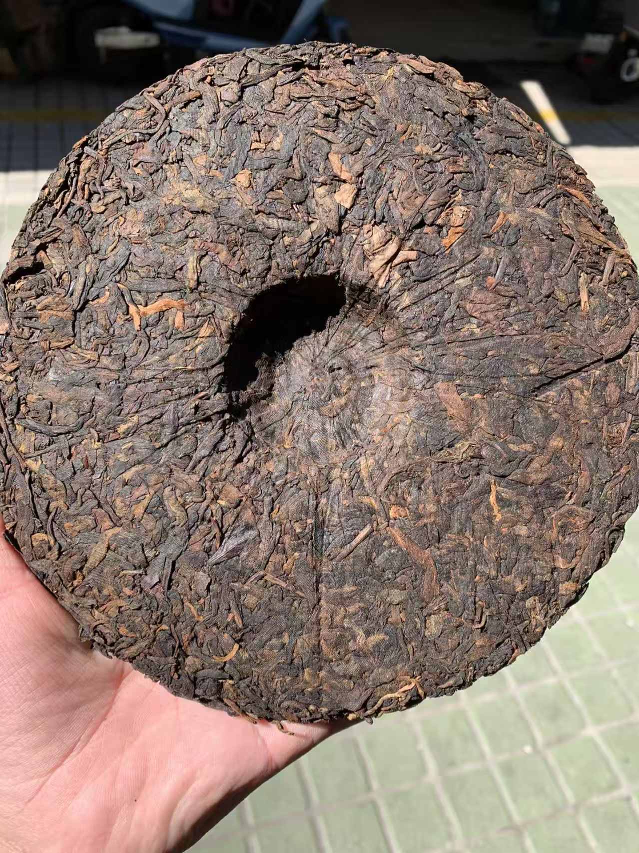 deep red liquor of ripe pu-erh tea
